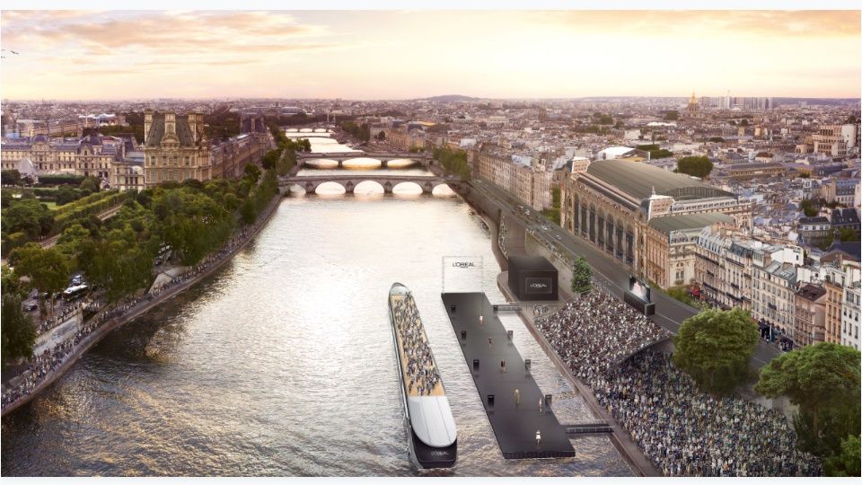 巴黎時裝週《L'Oréal Paris 巴黎萊雅》首創塞納河上的漂浮大秀！超乎你的想像力～