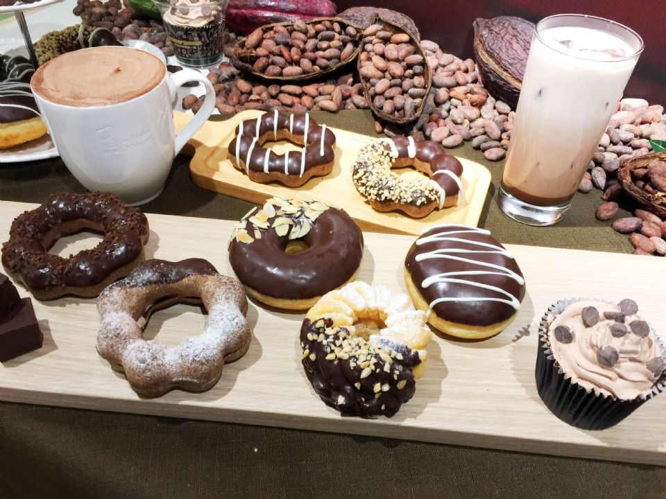 Mister Donut濃情巧克力季，除了甜甜圈還有奢華大人味冰款，就讓巧克力暖暖心吧！