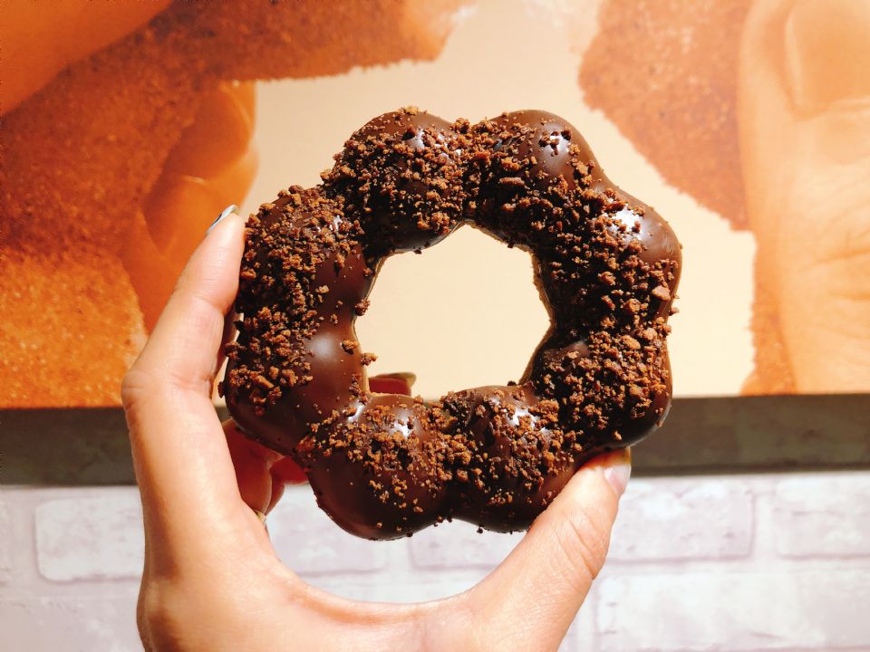 Mister Donut濃情巧克力季，除了甜甜圈還有奢華大人味冰款，就讓巧克力暖暖心吧！