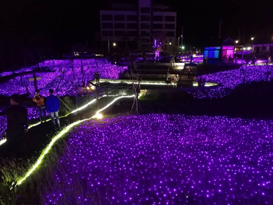 四重溪溫泉季紫色燈海浪漫登場，加碼粉紅聖誕點燈別錯過！