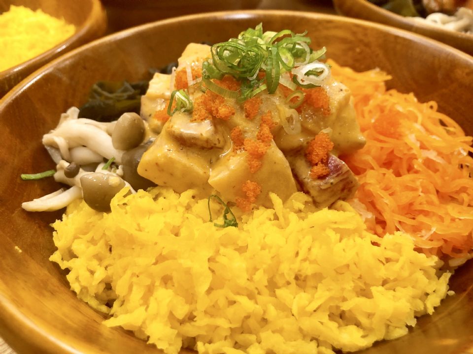 台灣第一家夏威夷生魚丼飯波奇哈客Pokeholic登場，新鮮豪邁的海味這裡吃得到！