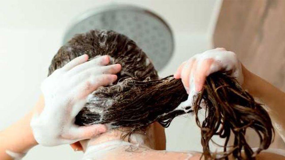 冬天頭皮屑變嚴重，怎麼改善?抗屑洗髮精怎麼選？專業醫師全解答!