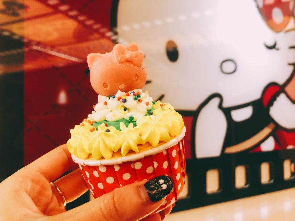 Hello Kitty Red Carpet美式餐廳推聖誕限定餐點，還可DIY可愛的Kitty杯子蛋糕喔！