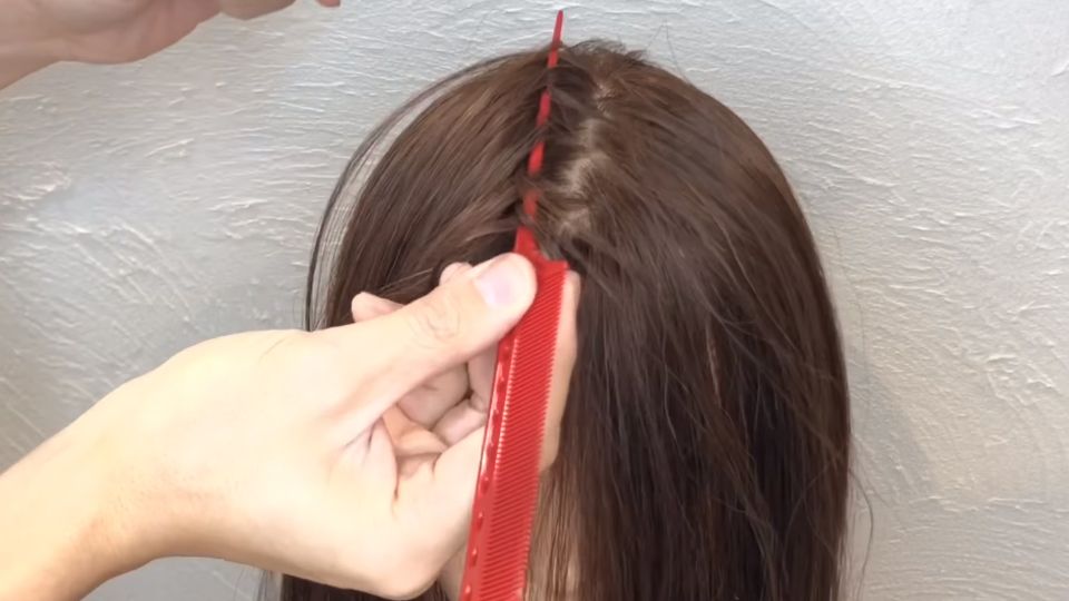 頭髮分線很明顯？只要「一把梳子+交叉髮絲」技巧，頑固萬年髮線立刻消失