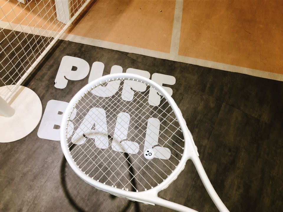 最新熱門打卡泡芙店Puff Ball在這裡，一不小心以為自己走進網球場~