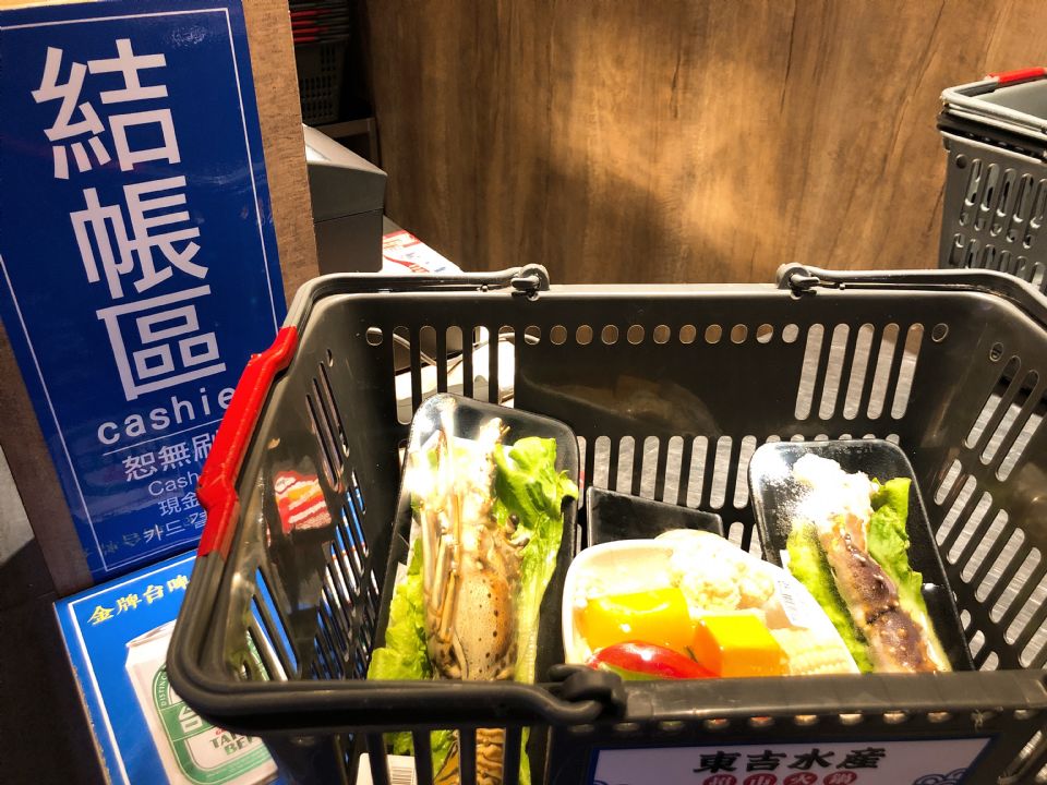 東吉水產超市火鍋帝王蟹、龍蝦、各式肉品任你挑，想吃什麼自己拿~