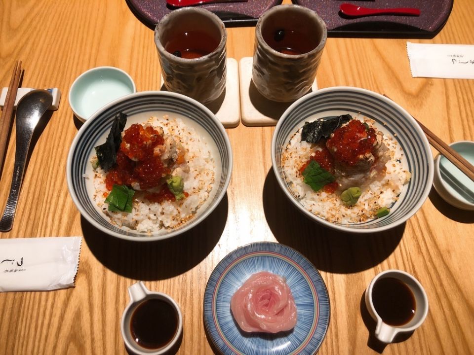 日本最強海鮮丼「つじ半(TSUJIHAN)」推新品「焱套餐」，這天還有買一送一超值活動！