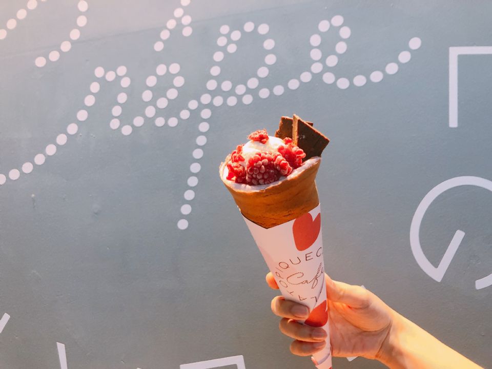 日系可麗餅名店gelato pique café推莓果布朗尼冰淇淋可麗餅，加碼快閃店也有草莓布朗尼可麗餅！