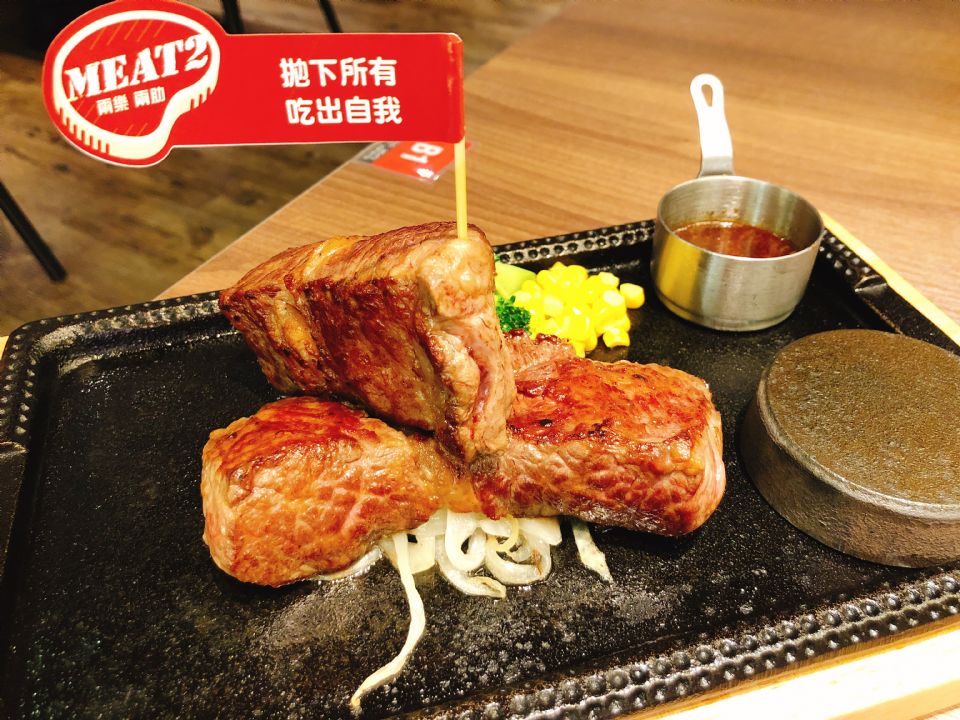 滋滋滋的肉汁聲真是太誘人了！全台首家「MEAT2兩樂兩肋」開幕，引進來自日本東京最熱門的「熱石」讓你自己決定熟度！