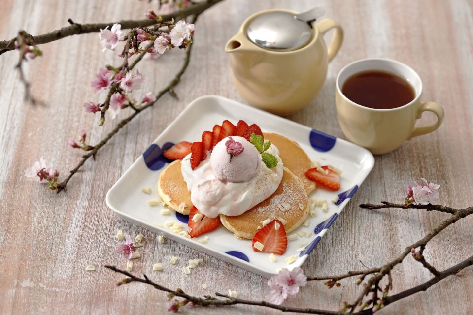 鬆餅店吹起櫻花風，櫻花冰淇淋鬆餅、櫻花拿鐵、櫻花氣泡飲通通登場了！