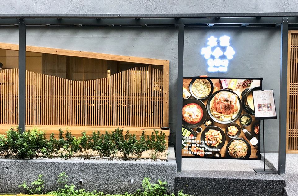 韓國來的人蔘雞專賣店「本家長壽村」海外首店開在這裡，招牌的人蔘雞鍋粑粥必吃！