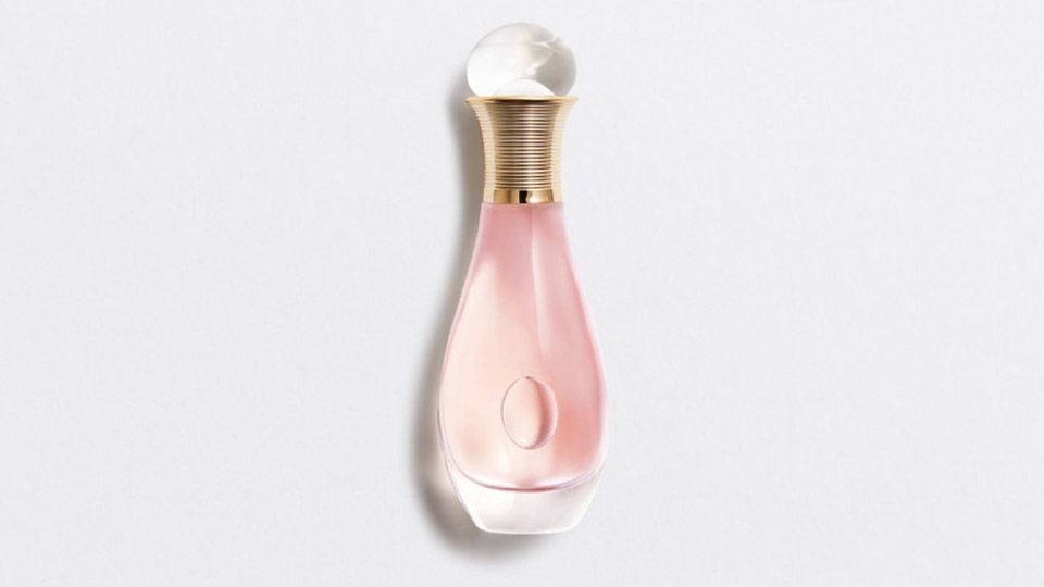 DIOR全新J’adore親吻香氛推出首款「滾珠瓶」設計，一抹迅速吸收，為肌膚附上滋潤光澤！