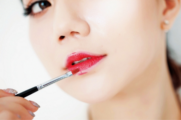 韓女指標『咬唇妝』拋掉無存在感裸色，換上鮮豔唇