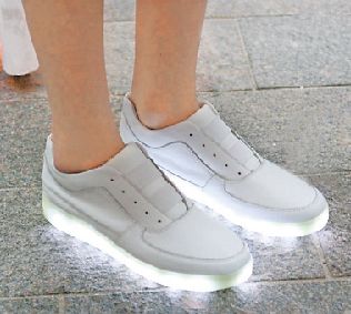 英國品牌 Simulation LED 發光鞋，讓你穿上變潮人！！