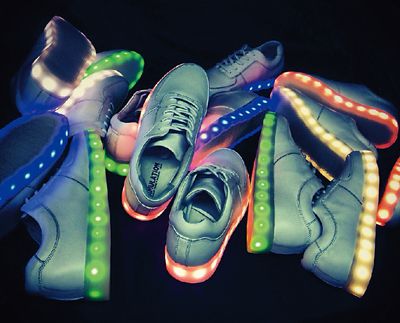 英國品牌 Simulation LED 發光鞋，讓你穿上變潮人！！