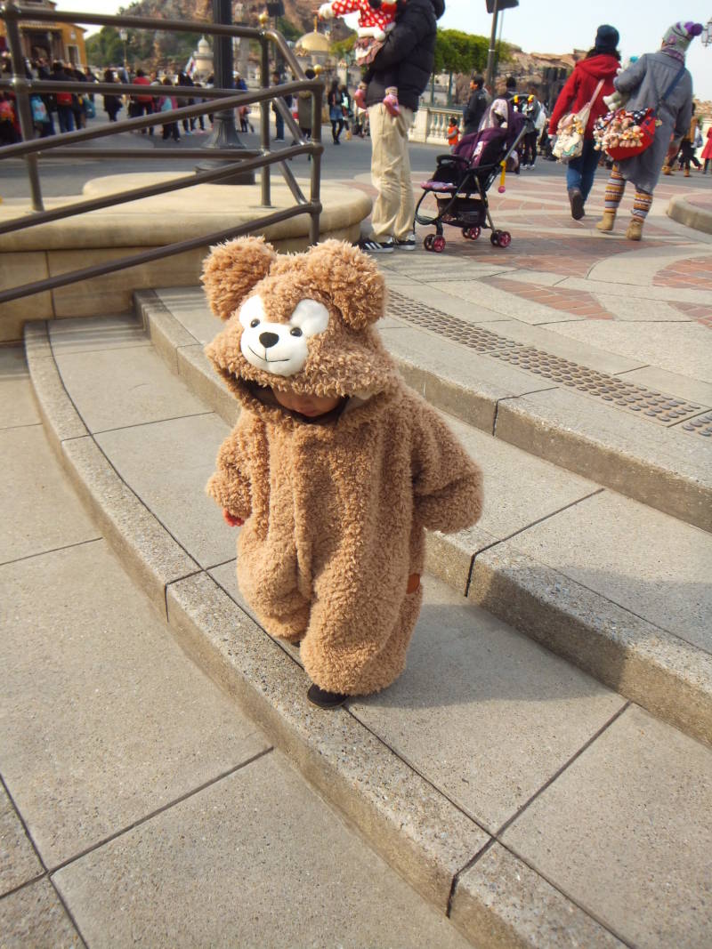 會動的達菲小熊在日本地上跑，現在竟然在台灣飛？