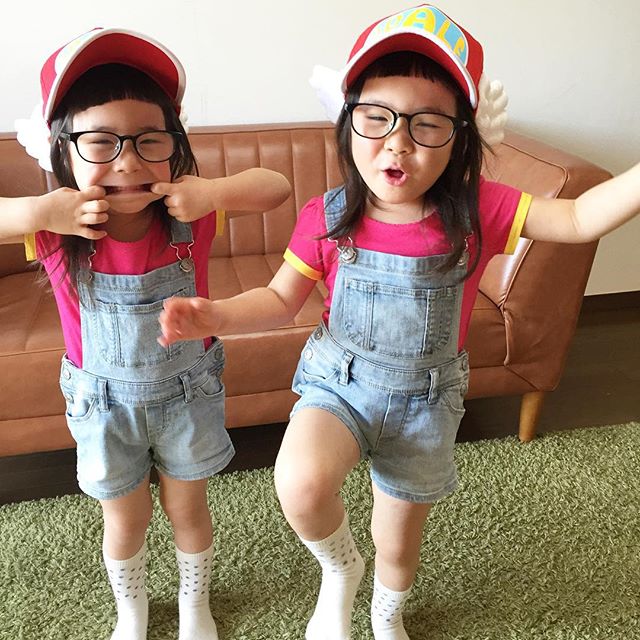 日本IG超紅的時尚短瀏海雙胞胎，小孩的平價穿搭指南靠他們！