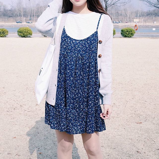 想要有韓妞範兒就穿背心洋裝+白素T！今年春季韓妞都這樣穿！