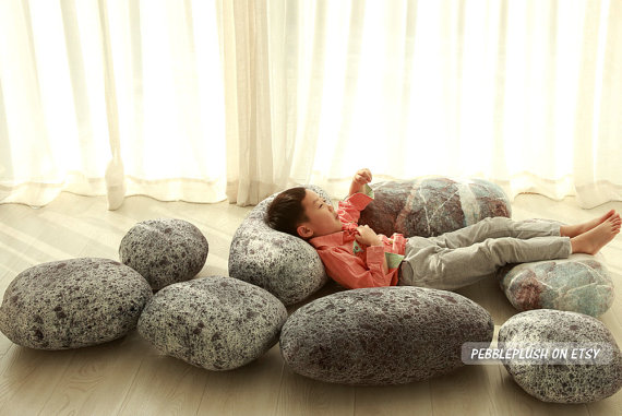 最新反差萌系的療癒小物「岩石抱枕」，買來當裝潢都OK！