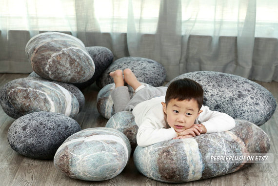 最新反差萌系的療癒小物「岩石抱枕」，買來當裝潢都OK！