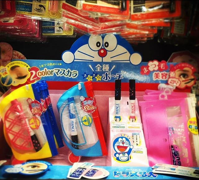 擁有哆啦A夢的百寶袋不是夢！日本AVANCE聯名彩妝簡直太生火！