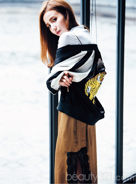 韓星潮女都穿「橫須賀外套」！不良少女外套靠露肌度變甜～