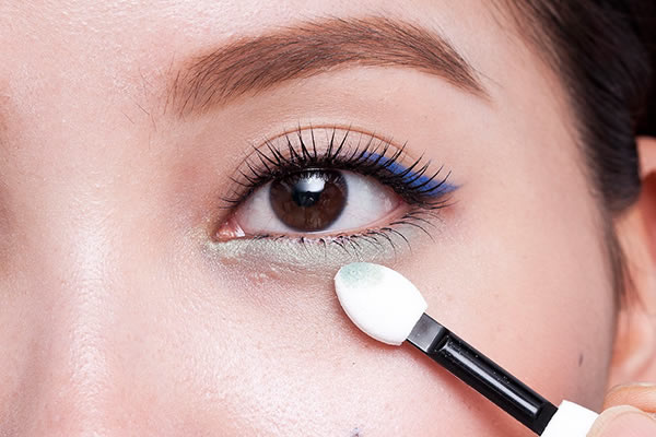 完美駕馭今年超夯的「藍綠混搭」眼妝  你只需要這4個步驟！