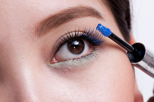 完美駕馭今年超夯的「藍綠混搭」眼妝  你只需要這4個步驟！