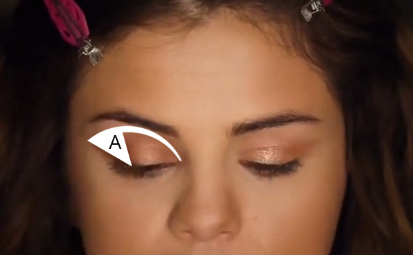 Selena Gomez親自示範教學！超有氣勢的深邃眼妝，技巧在於眼線要...