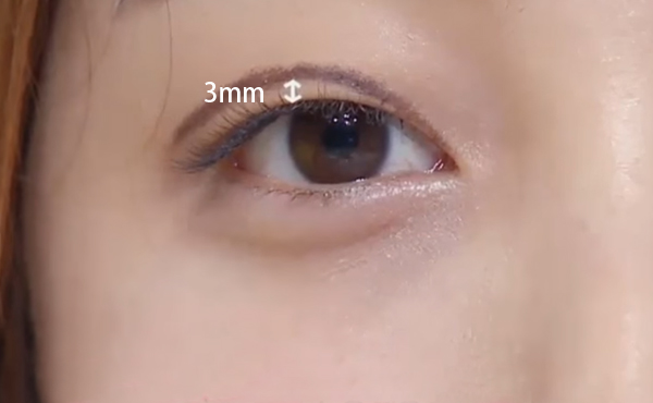 再也不用雙眼皮貼！彩妝師教你用眼線筆畫出「3mm脫單」校正眼型技巧