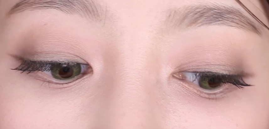 大膽畫上年度代表色！這個「綠眼妝」很可以，綠眼影×綠色美瞳片居然能夠這麼清新！