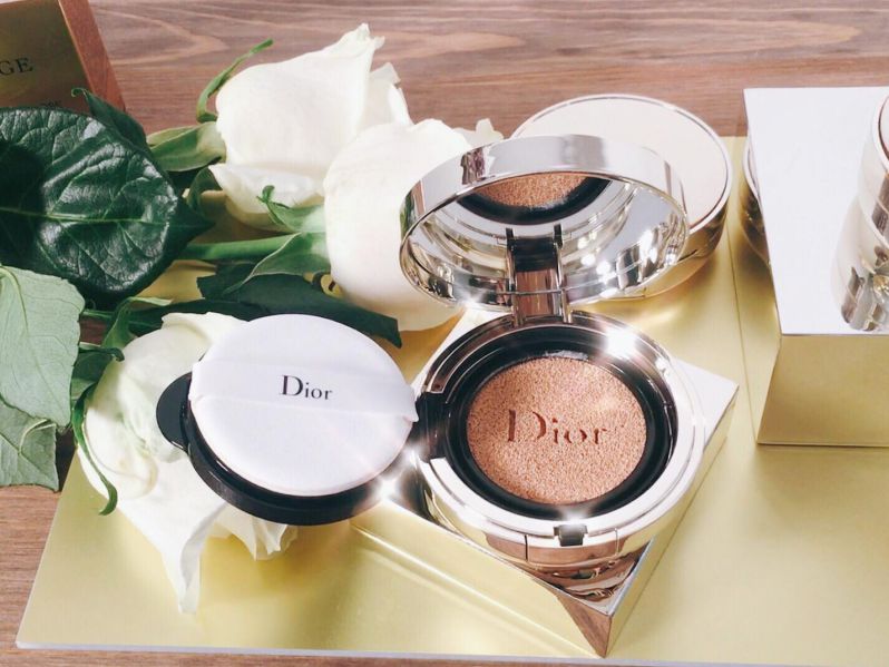 來這就能貼姓名縮寫水鑽！訂製你的專屬Dior超癮誘粉漾潤唇膏！