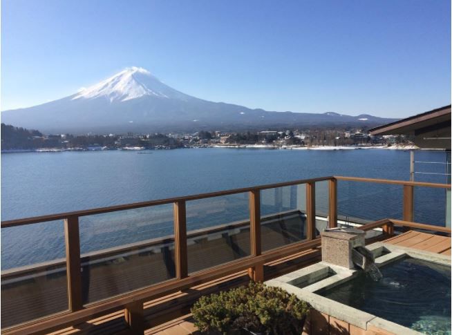 日本溫泉大推薦！北海道、富士山美景盡收眼底，雪中泡湯超享受