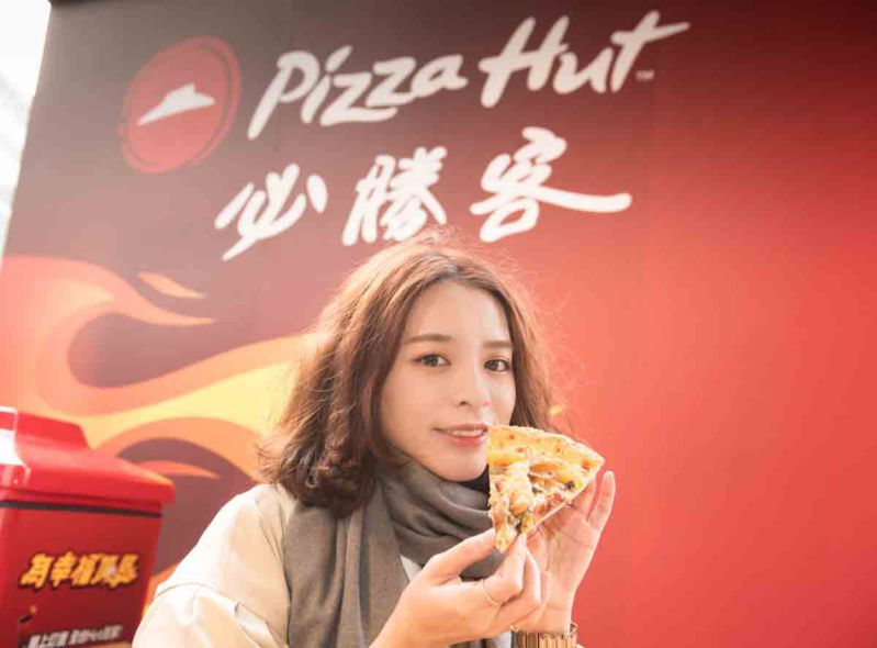 台北人氣特色披薩推薦！必勝客居然把人變成Pizza了