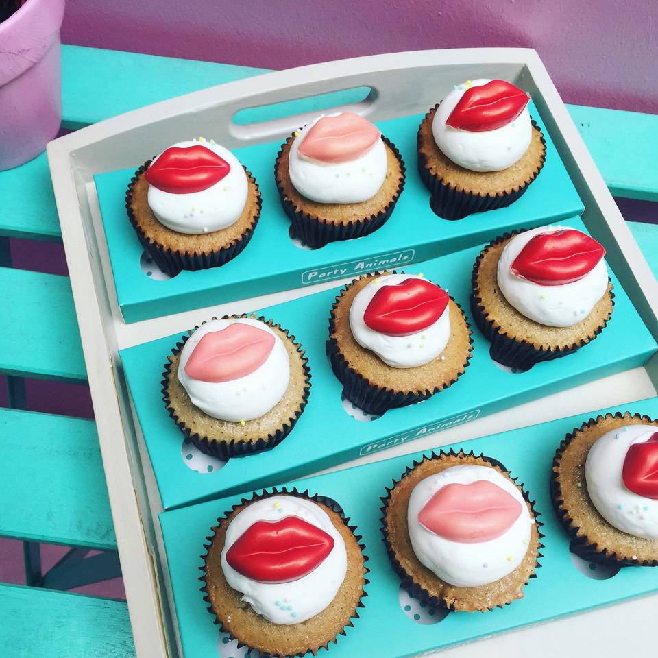 2018白色情人節杯子蛋糕精選，紅玫瑰、嘴唇造型，這樣告白不害羞!!