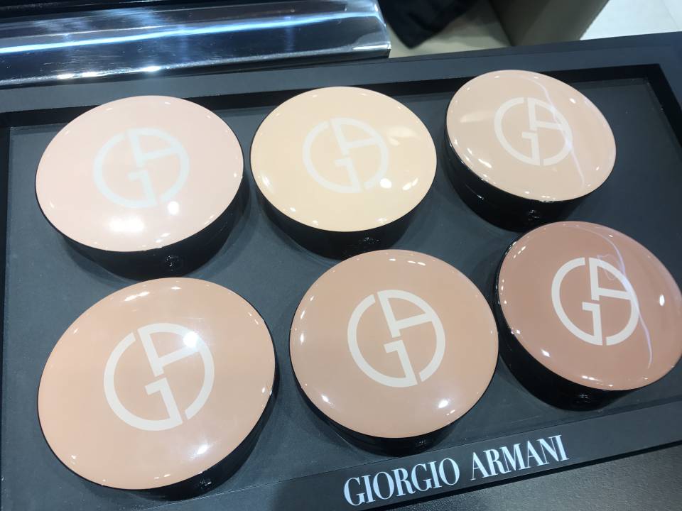 Giorgio Armani全新「輕紗裸光慕斯蜜粉餅」一刷超亮、零結塊