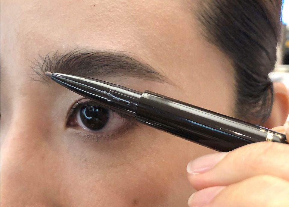 初學者畫眉毛必看！彩妝師親授畫眉技巧，「關鍵眉毛工具」創造毛流感，畫出韓系野生眉！