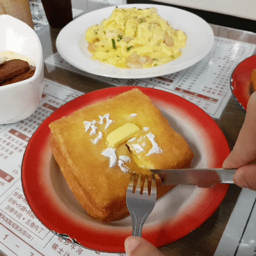 台北巷弄美食「行運冰室」!還原80年代感的港式茶餐廳,公仔麵與超失控的西多士必點!