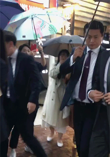 玄彬是行走的霸道總裁!玄彬曾自己成立經紀公司,走路自帶貴氣,扣個西裝釦都勾人!