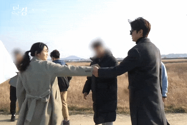 《The King:永遠的君主》花絮更甜3:李敏鎬&金高銀牽手甜笑,是幼稚的可愛小情侶!