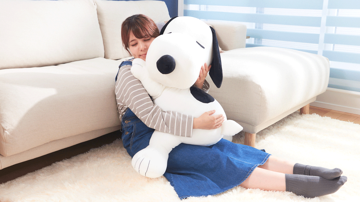 PEANUTS「巨大史努比抱枕」可愛登場!80CM身長史努比抱枕,抱在懷裡太療癒~