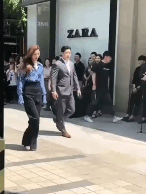 路人鏡頭下的女明星!宋慧喬被讚像芭比,網見到孫藝珍&玄彬本人:「根本雕像&洋娃娃」