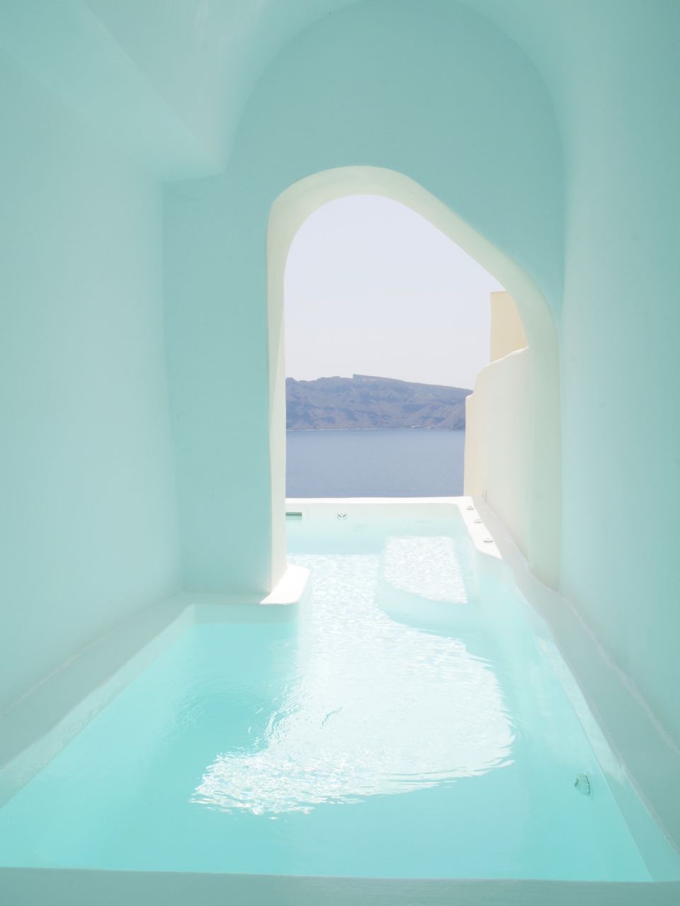 ｜Joanna專欄｜希臘聖托里尼白色洞穴屋！神美的無邊際泳池