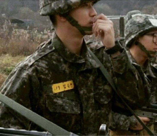 《雖然是精神病但沒關係》金秀賢冒生命危險在當兵！清地雷&日常訓練，成長為值得信任的男人