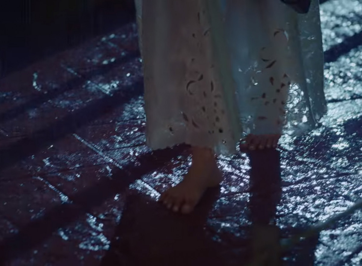 《雖然是精神病但沒關係》劇情隱喻解析3:高文英沒穿鞋,象徵「脫掉偽裝」