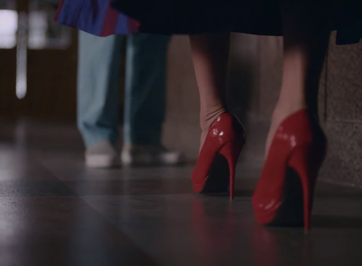 《雖然是精神病但沒關係》劇情隱喻解析3:高文英沒穿鞋,象徵「脫掉偽裝」