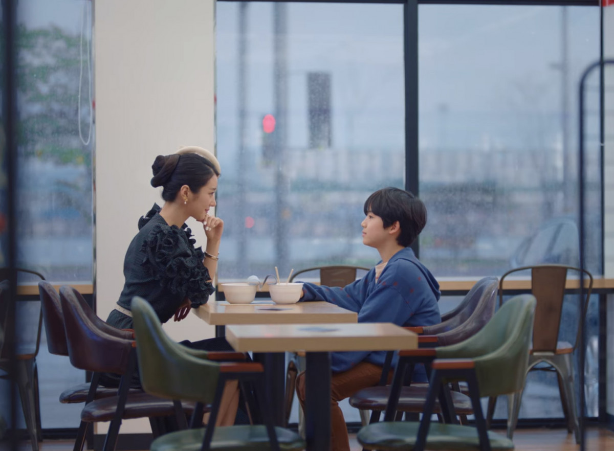 《雖然是精神病但沒關係》劇情隱喻解析4:高文英和兒時鋼太吃飯,象徵「鋼太想被疼愛」