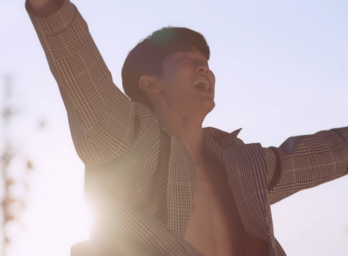 《雖然是精神病但沒關係》劇情隱喻解析5:鋼太在台上跳舞,象徵「鋼太想被注意」