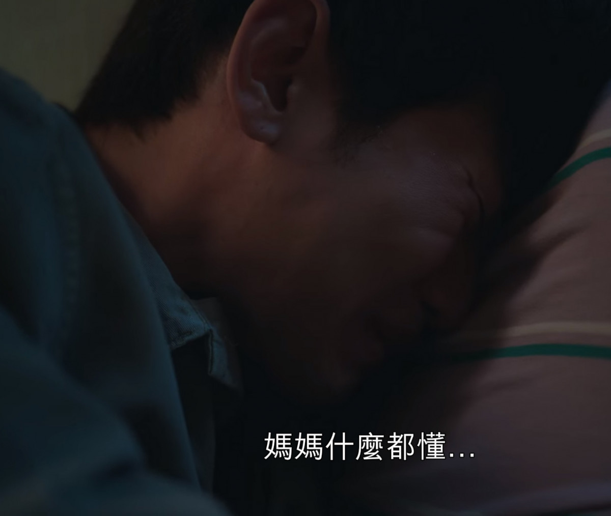 《雖然是精神病但沒關係》金秀賢哭戲7：靠著哥哥背後，哭著說「我好想媽媽」