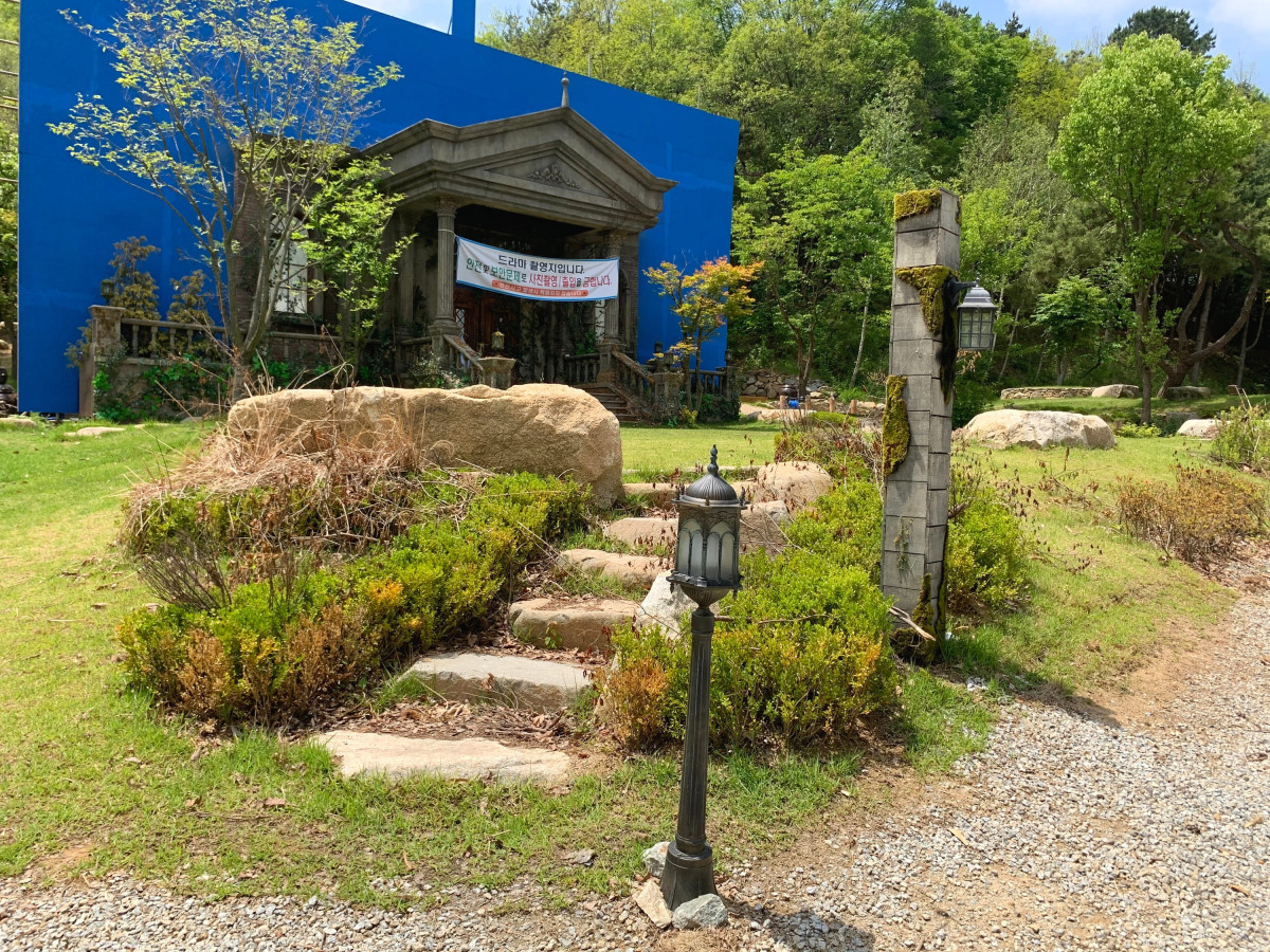 《雖然是精神病但沒關係》超狂佈景1:文英家內部是佈景,外部是特效合成